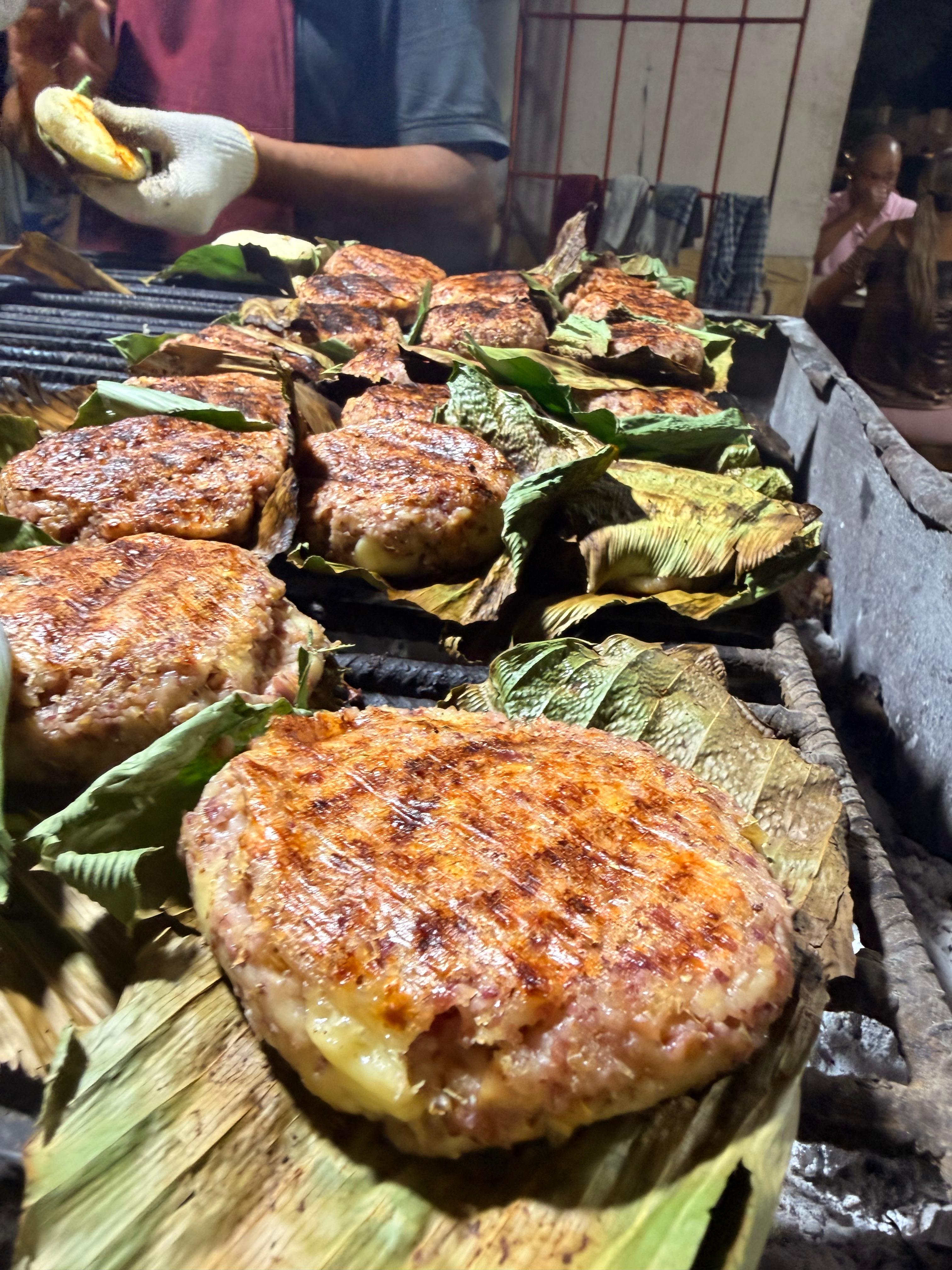 Arepa de maíz morado con queso, asada al carbón