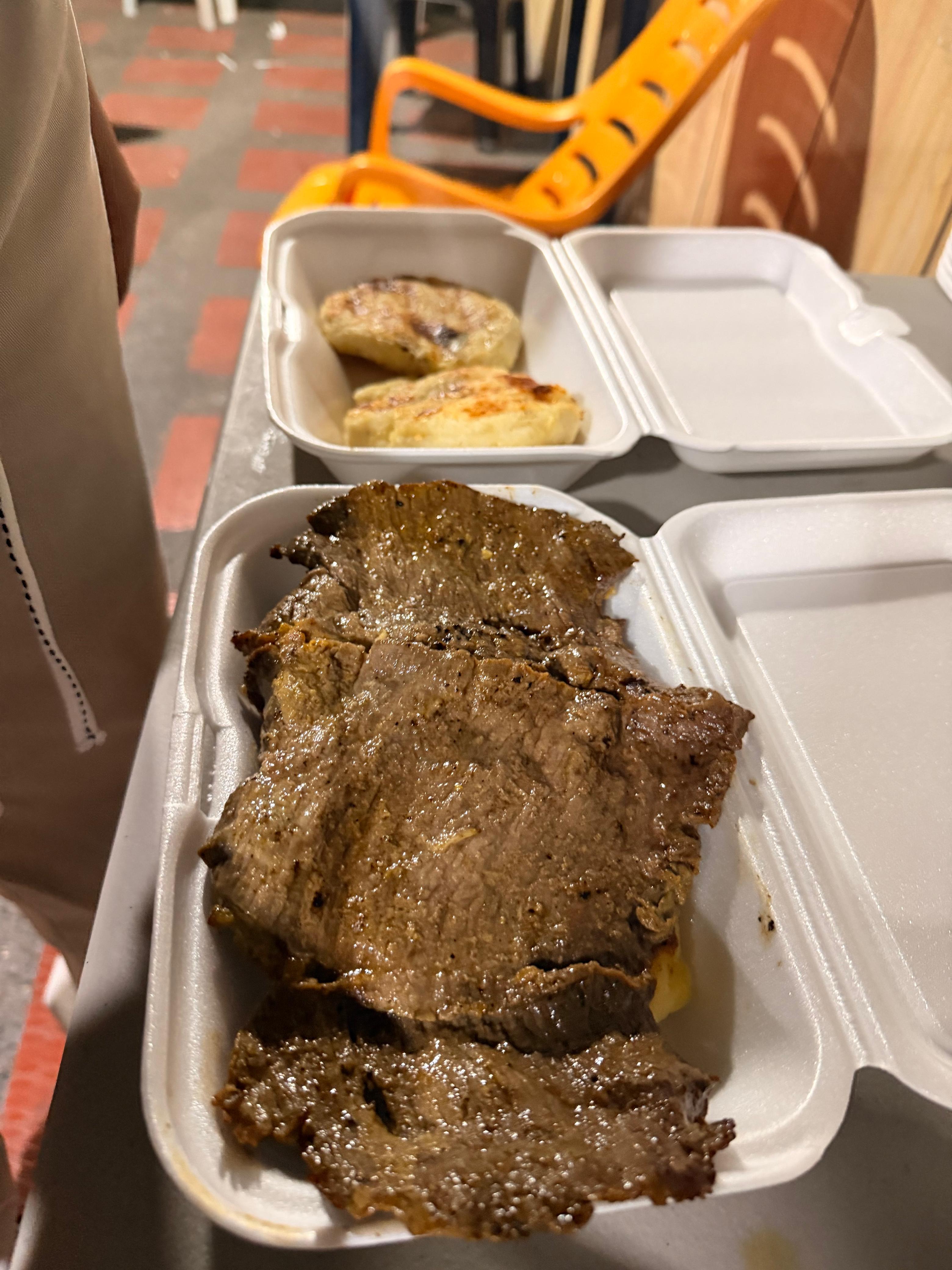Asado de carne al carbón de AREPIN