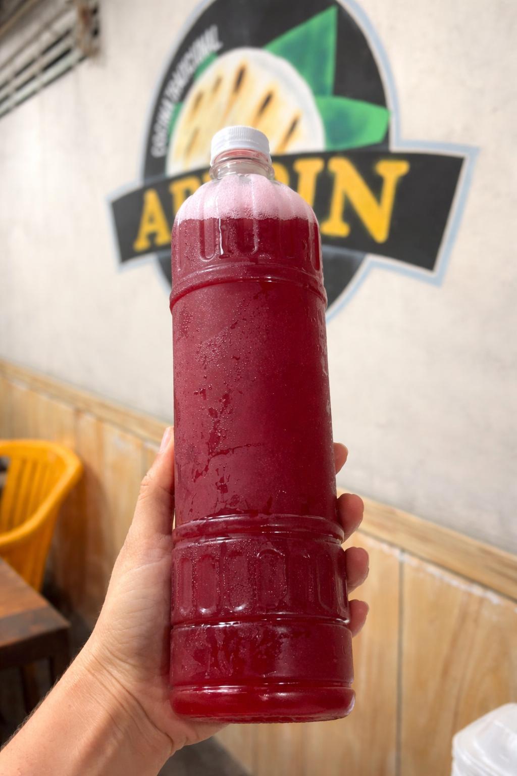 Litro de jugo de corozo natural, bebida típica de La Guajira, en AREPIN Maicao